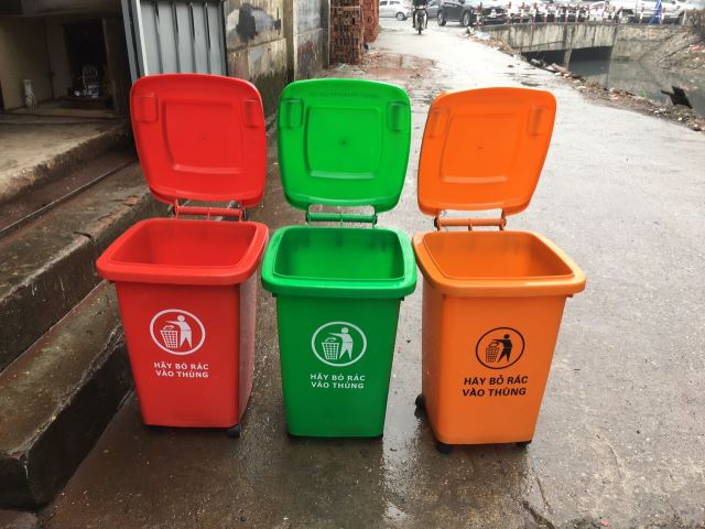 Thùng rác 60 lít màu đỏ hoặc cam thường được các khu công nghiệp sử dụng
